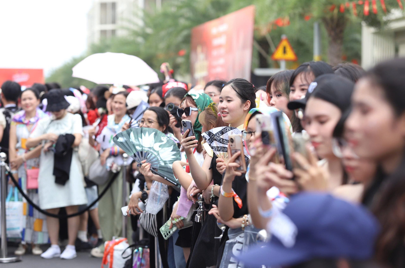 Hàng vạn người đổ đi xem concert cuối cùng của 33 anh tài- Ảnh 8. Hàng vạn người đổ đi xem concert cuối cùng của 33 anh tài- Ảnh 8.
