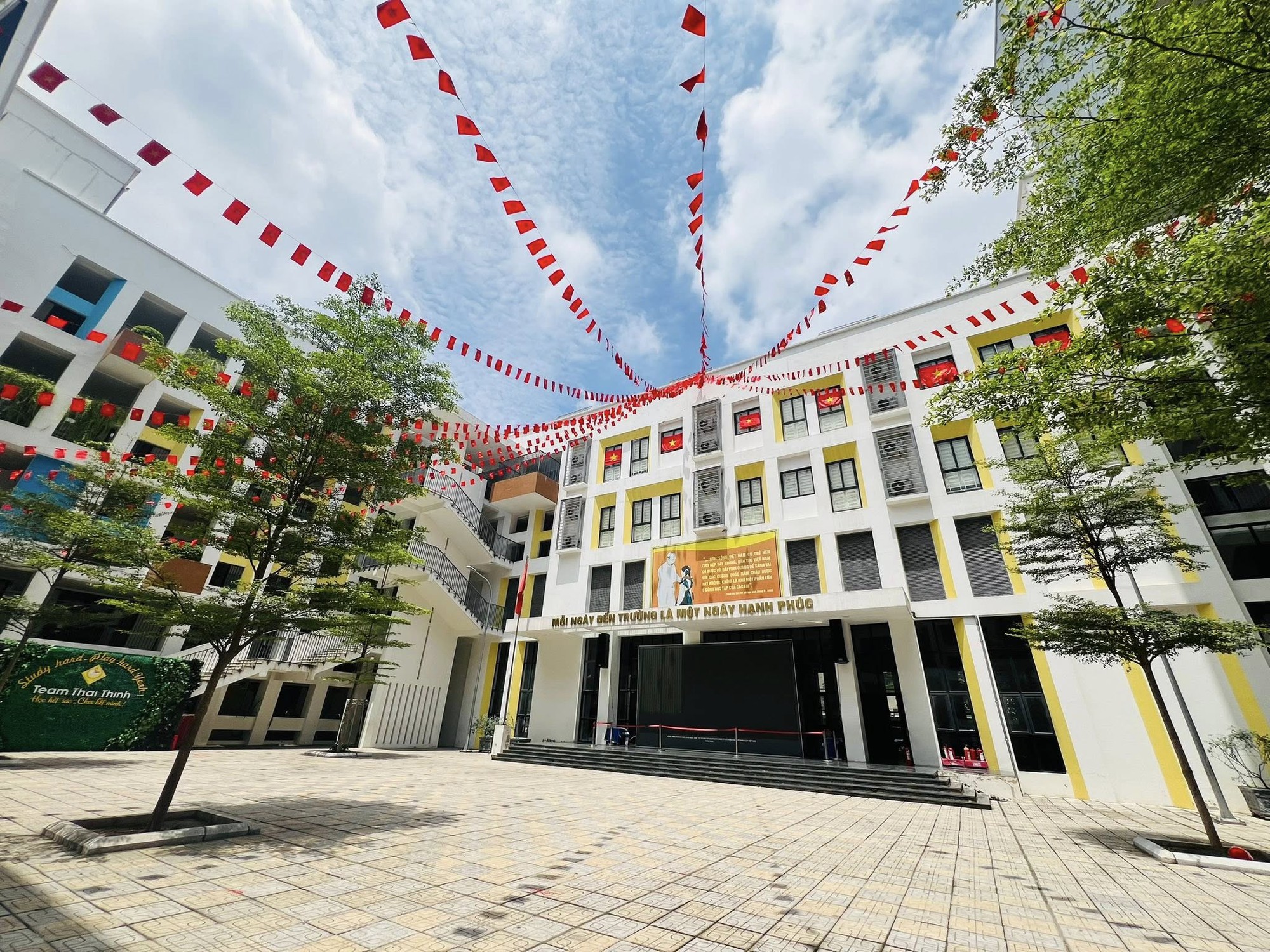 Công khai danh sách học sinh có hoàn cảnh khó khăn trong lễ khai giảng, trường tiểu học ở Hà Nội phải lên tiếng xin lỗi- Ảnh 1. Công khai danh sách học sinh có hoàn cảnh khó khăn trong lễ khai giảng, trường tiểu học ở Hà Nội phải lên tiếng xin lỗi- Ảnh 1.