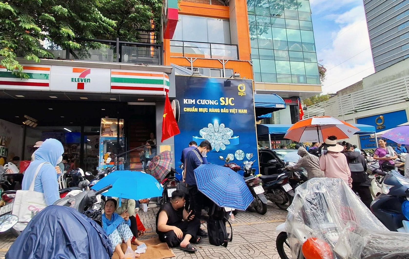 Cơn sốt từ "phố vàng" Trần Nhân Tông, Cầu Giấy cho đến Phố Wall: Điều gì khiến nơi nơi đẩy mạnh tích trữ?- Ảnh 3.