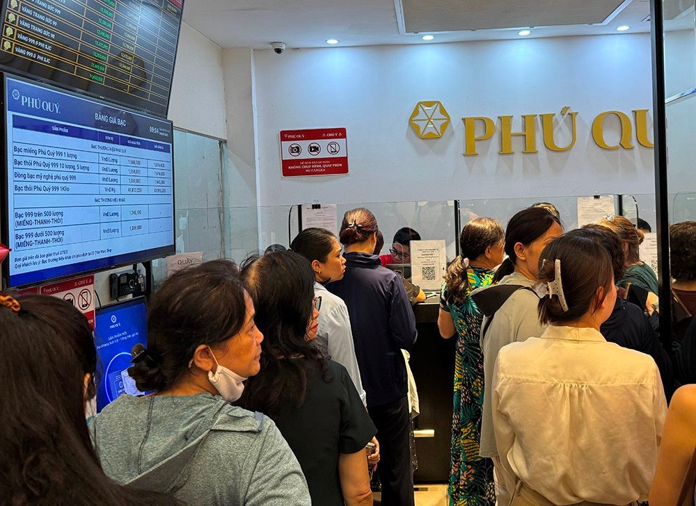 Cơn sốt từ "phố vàng" Trần Nhân Tông, Cầu Giấy cho đến Phố Wall: Điều gì khiến nơi nơi đẩy mạnh tích trữ?- Ảnh 2.