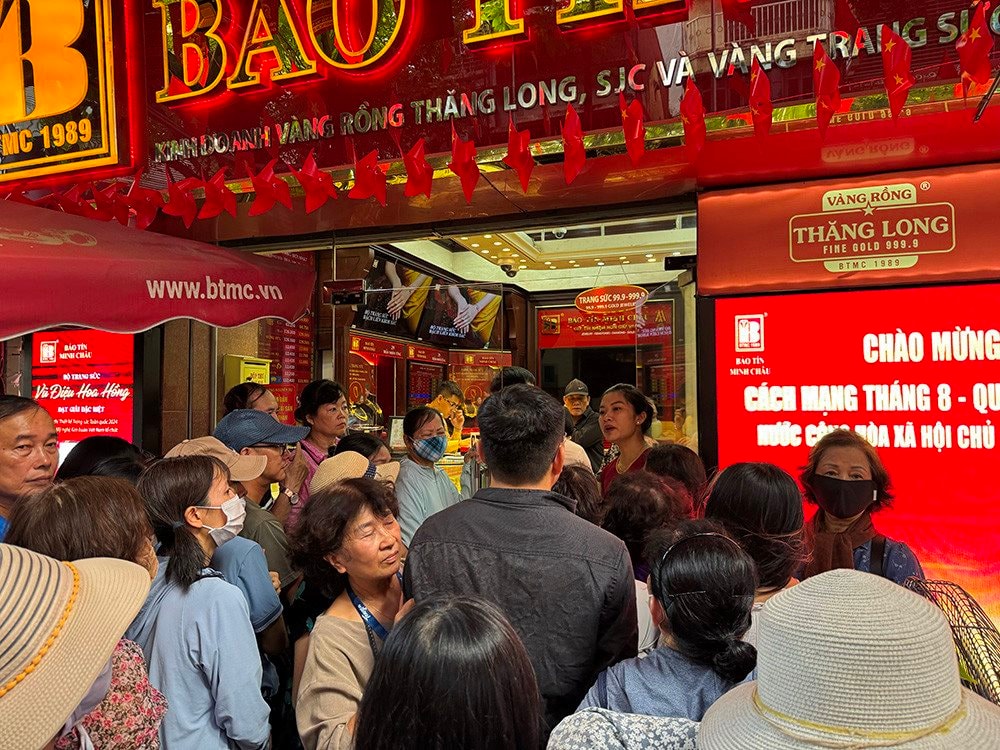 Cơn sốt từ "phố vàng" Trần Nhân Tông, Cầu Giấy cho đến Phố Wall: Điều gì khiến nơi nơi đẩy mạnh tích trữ?- Ảnh 1.