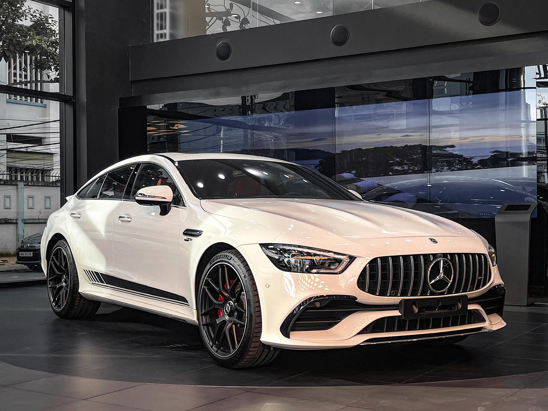 Mercedes-AMG GT 53 giảm sốc tại đại lý: Từng có giá 6,7 tỷ, nay thực tế chưa tới 3,9 tỷ và đây là điều cần đánh đổi- Ảnh 1.