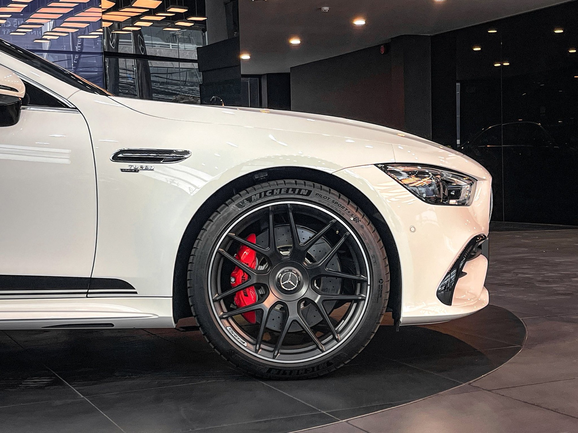 Mercedes-AMG GT 53 giảm sốc tại đại lý: Từng có giá 6,7 tỷ, nay thực tế chưa tới 3,9 tỷ và đây là điều cần đánh đổi- Ảnh 3.
