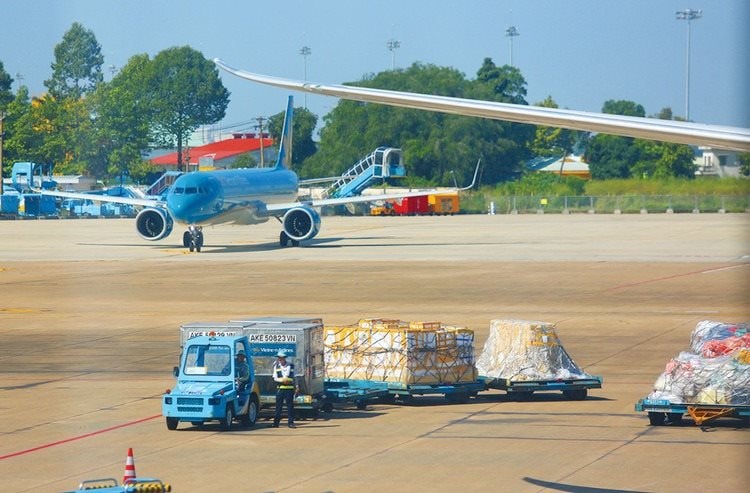 Quỹ ngoại 120 năm tuổi lần đầu tiên rót vốn vào logistics Việt Nam: Công ty dịch vụ hàng hóa sân bay tại Nội Bài, xử lý 250.000 tấn hàng mỗi năm- Ảnh 2. Quỹ ngoại 120 năm tuổi lần đầu tiên rót vốn vào logistics Việt Nam: Công ty dịch vụ hàng hóa sân bay tại Nội Bài, xử lý 250.000 tấn hàng mỗi năm- Ảnh 2.