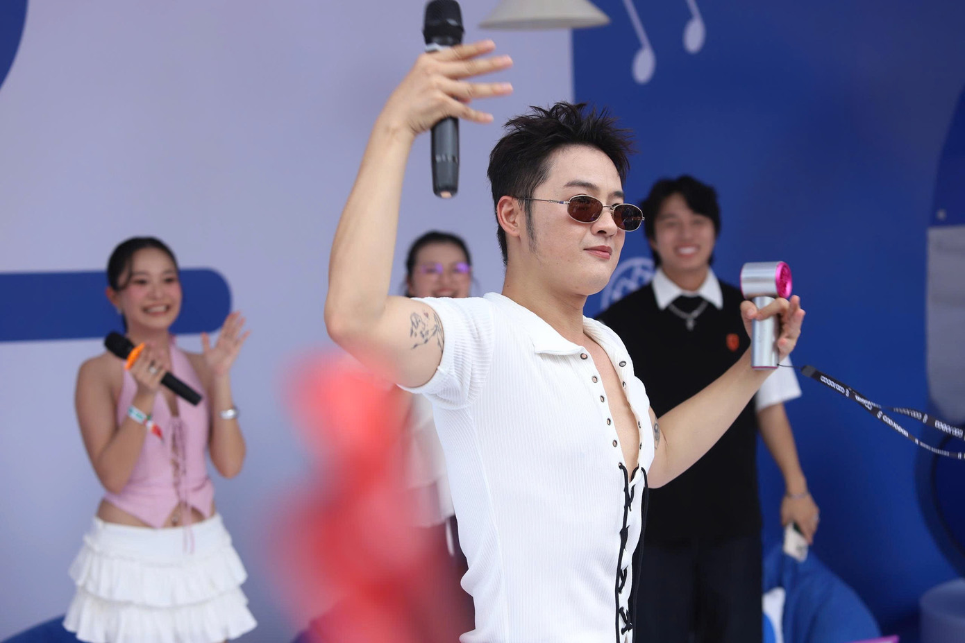 Hàng vạn người đổ đi xem concert cuối cùng của 33 anh tài- Ảnh 7. Hàng vạn người đổ đi xem concert cuối cùng của 33 anh tài- Ảnh 7.