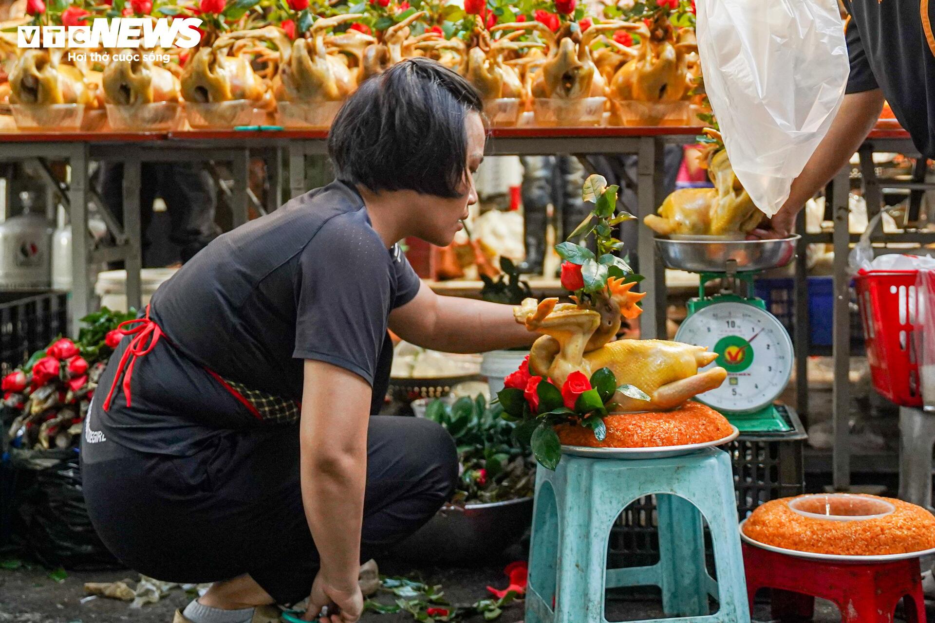 Xôi gà lễ, cỗ cúng rằm tháng 7 giá gần 1 triệu đồng hút khách tại 'chợ nhà giàu'- Ảnh 3.