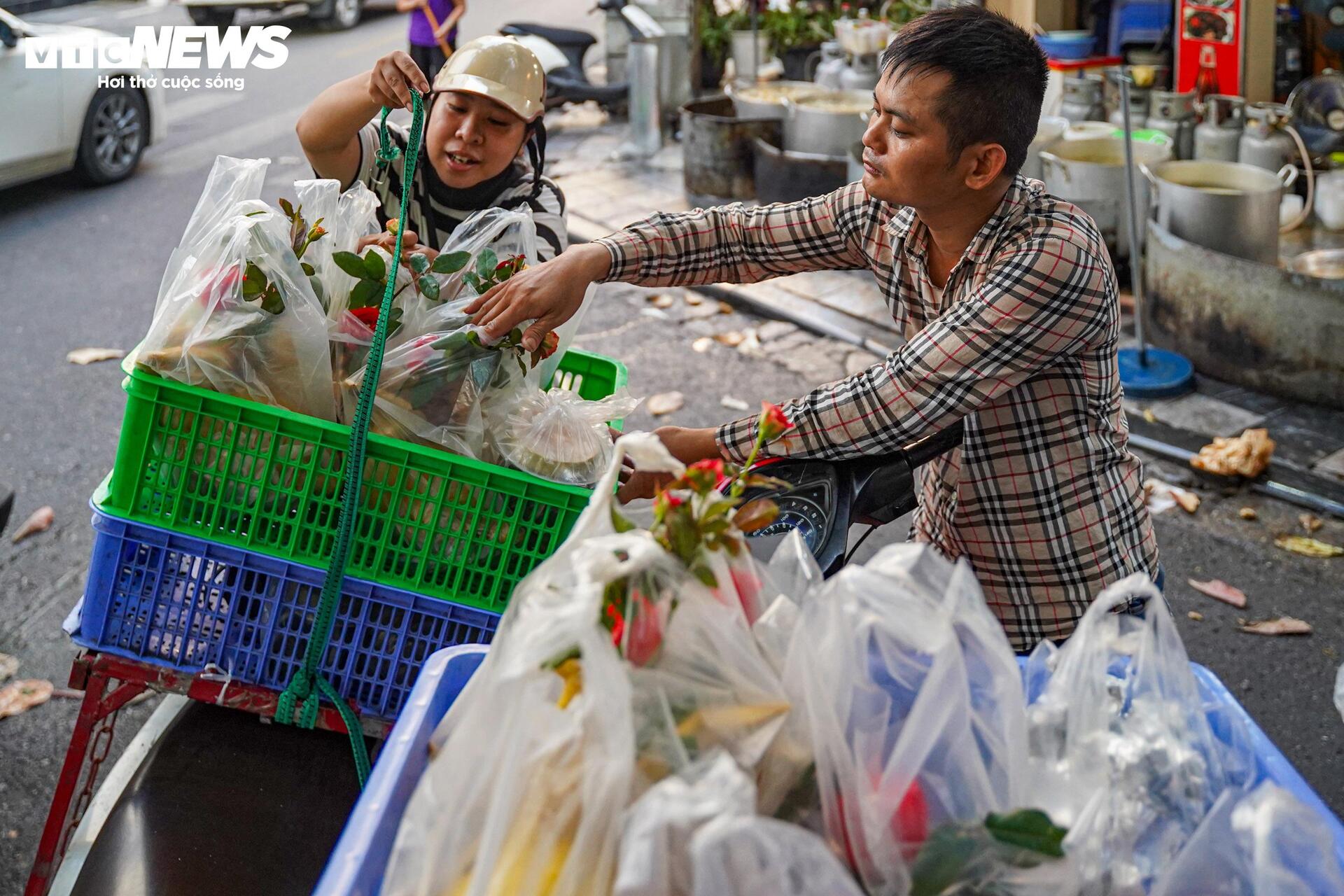 Xôi gà lễ, cỗ cúng rằm tháng 7 giá gần 1 triệu đồng hút khách tại 'chợ nhà giàu'- Ảnh 12.