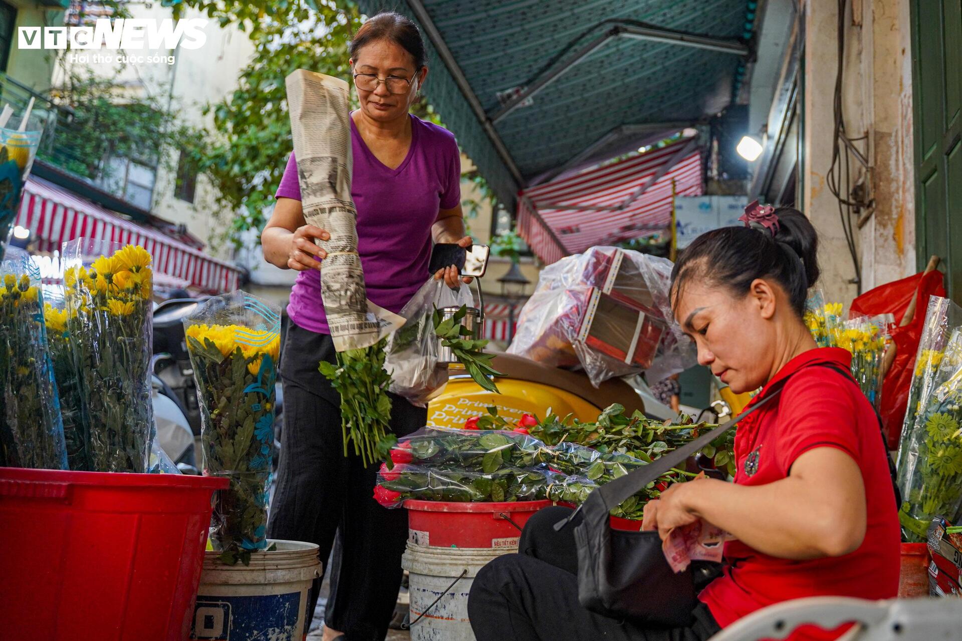 Xôi gà lễ, cỗ cúng rằm tháng 7 giá gần 1 triệu đồng hút khách tại 'chợ nhà giàu'- Ảnh 14.