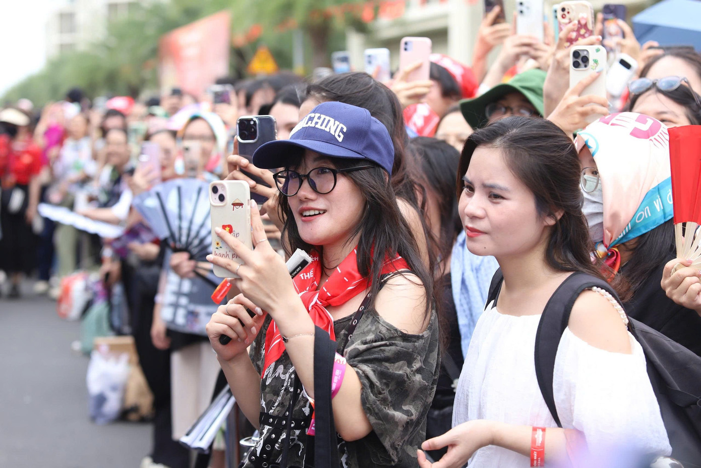Hàng vạn người đổ đi xem concert cuối cùng của 33 anh tài- Ảnh 9. Hàng vạn người đổ đi xem concert cuối cùng của 33 anh tài- Ảnh 9.