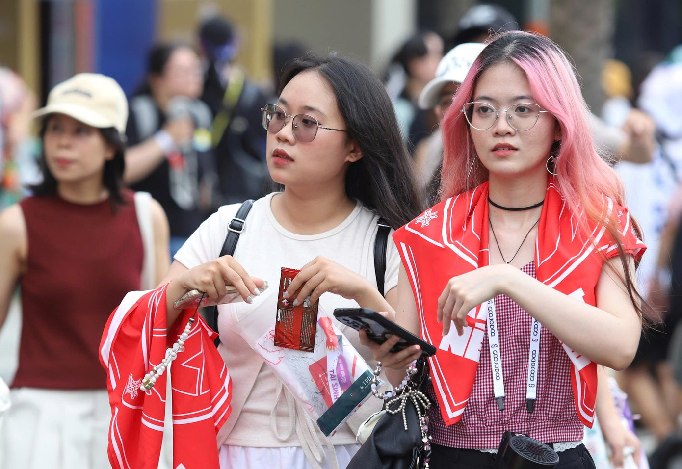 Hàng vạn người đổ đi xem concert cuối cùng của 33 anh tài- Ảnh 5. Hàng vạn người đổ đi xem concert cuối cùng của 33 anh tài- Ảnh 5.