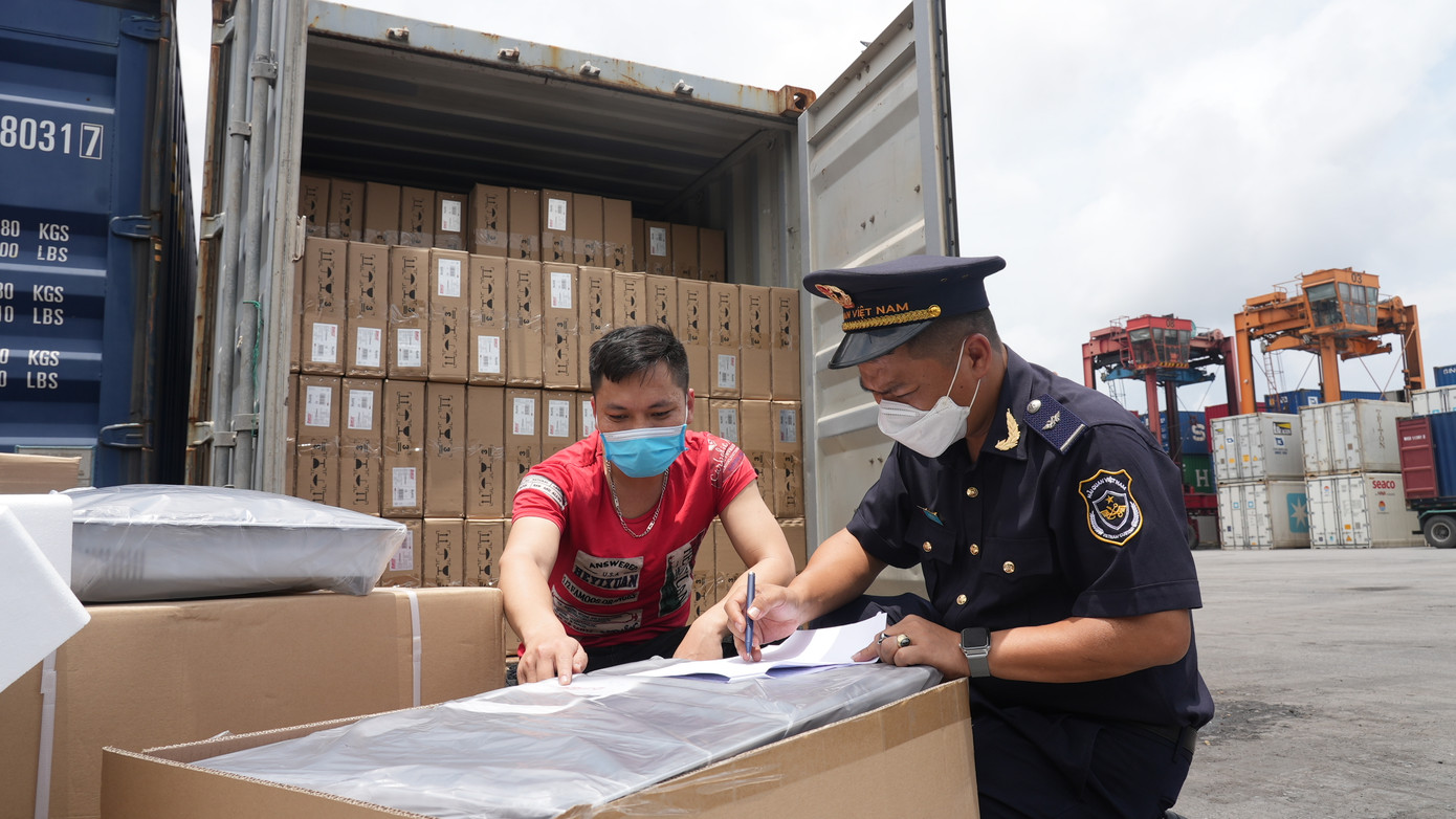 Thu ngân sách gần 300.000 tỷ đồng từ xuất nhập khẩu 8 tháng- Ảnh 1.