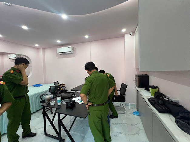 Khám xét thẩm mỹ viện hút mỡ "chui" cho 500 khách, bắt tạm giam bà chủ- Ảnh 3. Khám xét thẩm mỹ viện hút mỡ "chui" cho 500 khách, bắt tạm giam bà chủ- Ảnh 3.