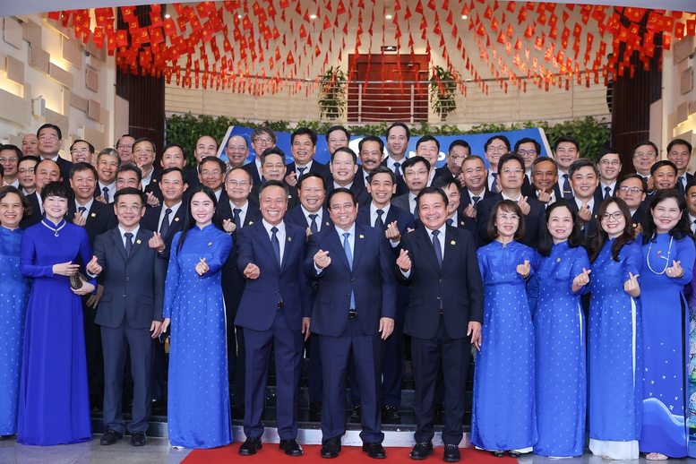 Thủ tướng: VNPT tiếp tục phát huy truyền thống đổi mới sáng tạo, dám nghĩ dám làm- Ảnh 9. Thủ tướng: VNPT tiếp tục phát huy truyền thống đổi mới sáng tạo, dám nghĩ dám làm- Ảnh 9.