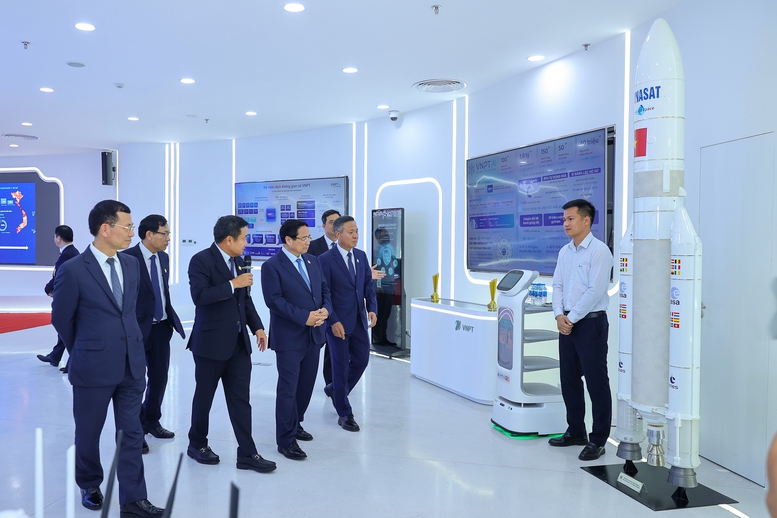Thủ tướng: VNPT tiếp tục phát huy truyền thống đổi mới sáng tạo, dám nghĩ dám làm- Ảnh 10. Thủ tướng: VNPT tiếp tục phát huy truyền thống đổi mới sáng tạo, dám nghĩ dám làm- Ảnh 10.