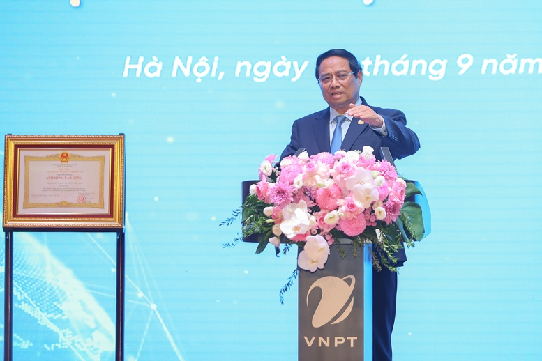 Thủ tướng: VNPT tiếp tục phát huy truyền thống đổi mới sáng tạo, dám nghĩ dám làm- Ảnh 6. Thủ tướng: VNPT tiếp tục phát huy truyền thống đổi mới sáng tạo, dám nghĩ dám làm- Ảnh 6.