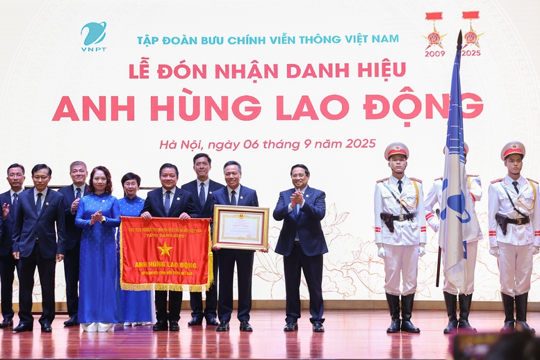 Thủ tướng: VNPT tiếp tục phát huy truyền thống đổi mới sáng tạo, dám nghĩ dám làm- Ảnh 4. Thủ tướng: VNPT tiếp tục phát huy truyền thống đổi mới sáng tạo, dám nghĩ dám làm- Ảnh 4.