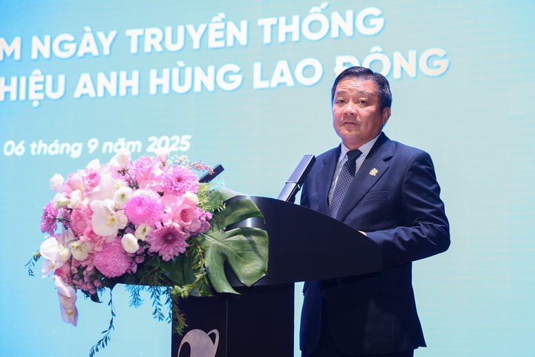 Thủ tướng: VNPT tiếp tục phát huy truyền thống đổi mới sáng tạo, dám nghĩ dám làm- Ảnh 3. Thủ tướng: VNPT tiếp tục phát huy truyền thống đổi mới sáng tạo, dám nghĩ dám làm- Ảnh 3.