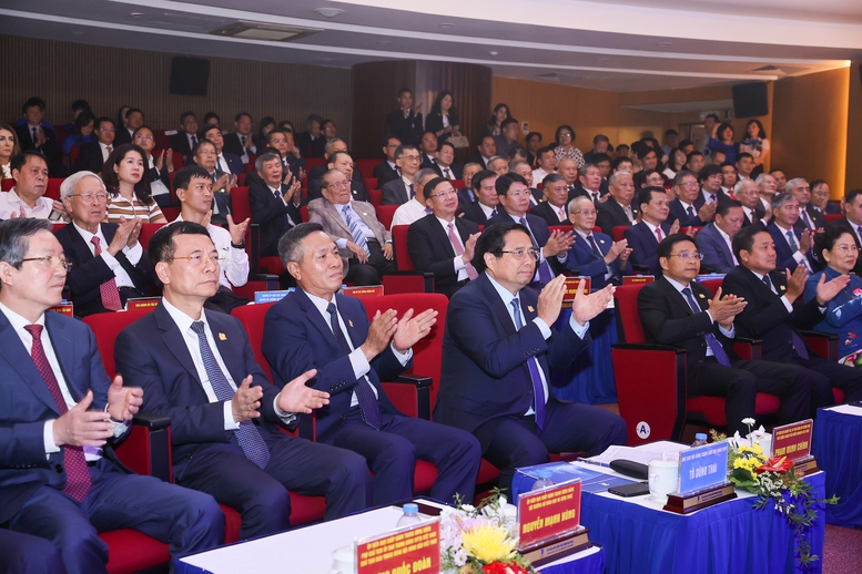 Thủ tướng: VNPT tiếp tục phát huy truyền thống đổi mới sáng tạo, dám nghĩ dám làm- Ảnh 1. Thủ tướng: VNPT tiếp tục phát huy truyền thống đổi mới sáng tạo, dám nghĩ dám làm- Ảnh 1.