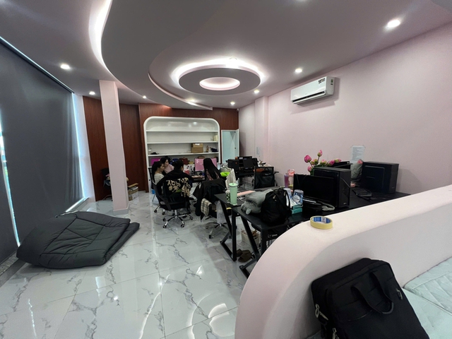 Khám xét thẩm mỹ viện hút mỡ "chui" cho 500 khách, bắt tạm giam bà chủ- Ảnh 2. Khám xét thẩm mỹ viện hút mỡ "chui" cho 500 khách, bắt tạm giam bà chủ- Ảnh 2.
