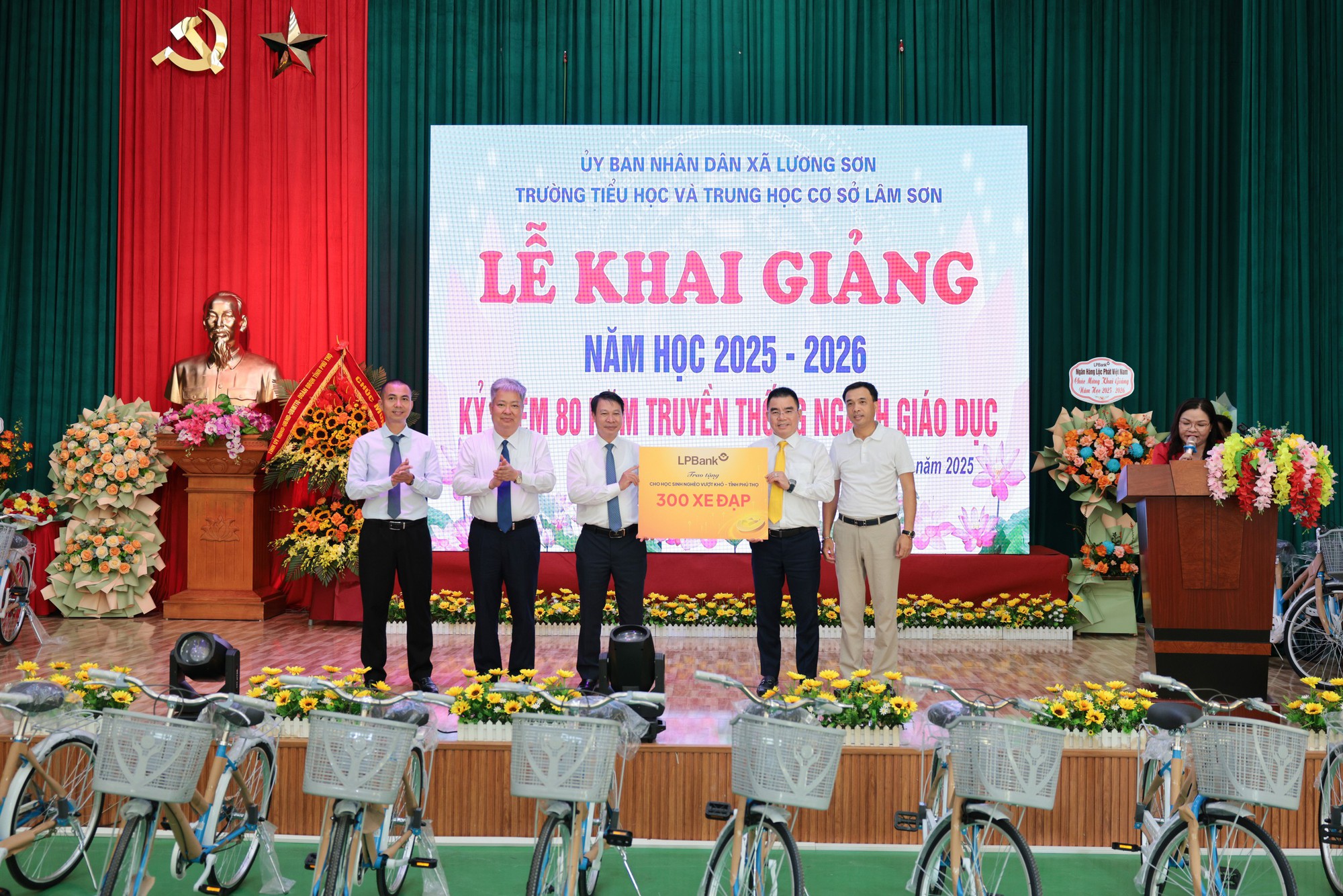 LPBank trao 300 xe đạp cho học sinh nghèo Đất Tổ nhân dịp khai giảng- Ảnh 1.