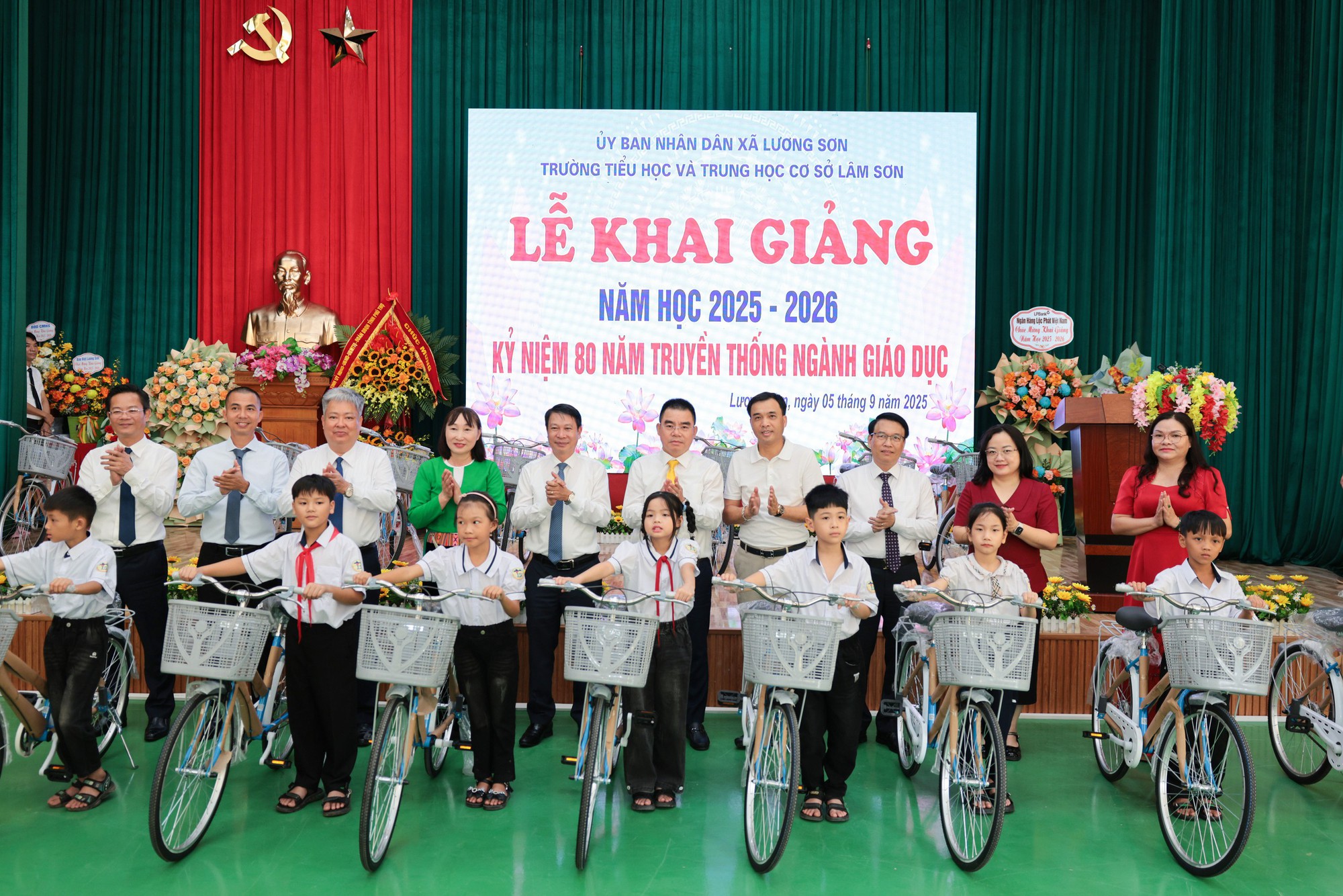 LPBank trao 300 xe đạp cho học sinh nghèo Đất Tổ nhân dịp khai giảng- Ảnh 2.