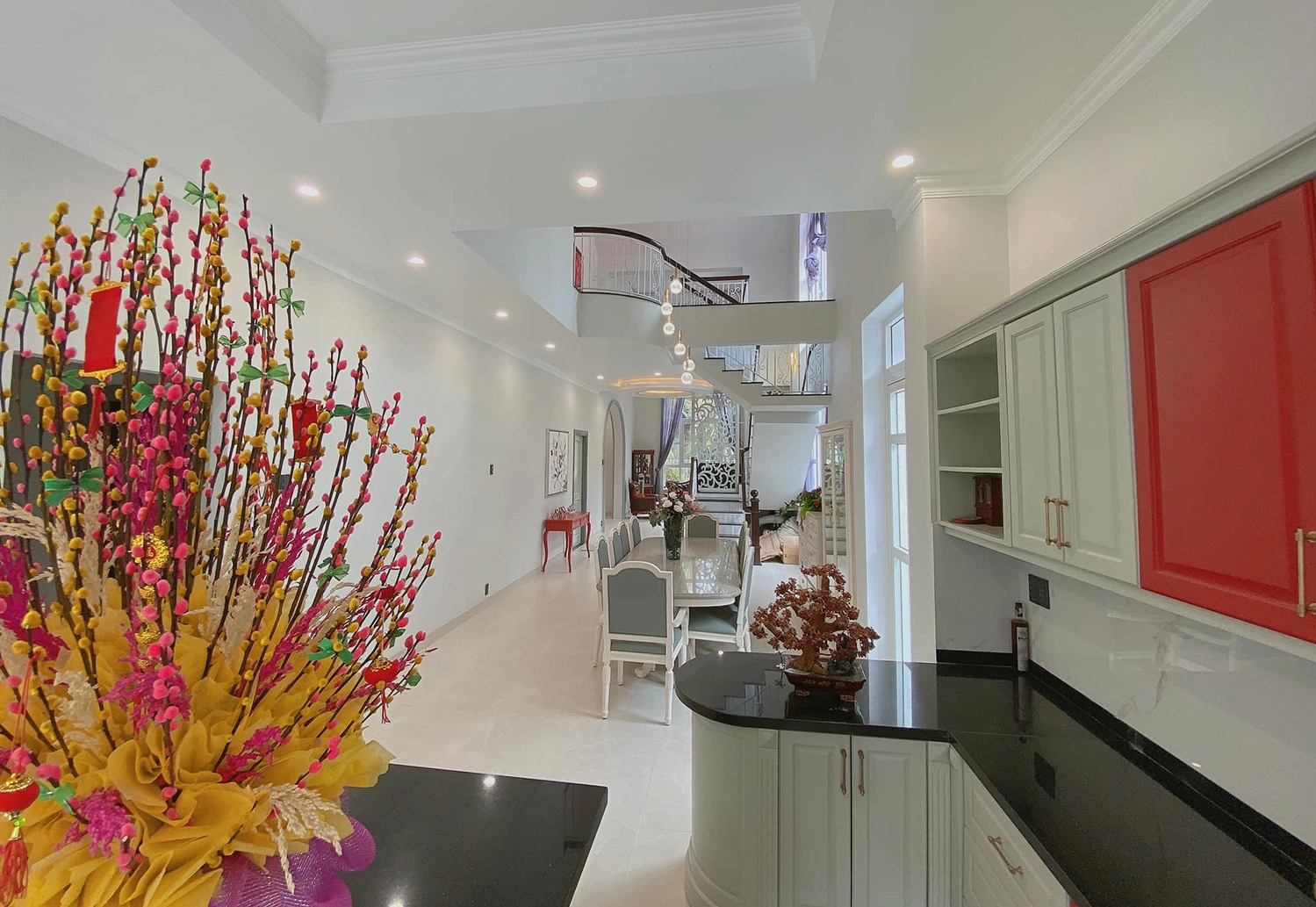 Diễn viên Việt sở hữu 2 biệt thự, 3 nhà hàng: Hủy hôn vợ sắp cưới, tuổi 41 yêu bạn gái kém 16 tuổi- Ảnh 8. Diễn viên Việt sở hữu 2 biệt thự, 3 nhà hàng: Hủy hôn vợ sắp cưới, tuổi 41 yêu bạn gái kém 16 tuổi- Ảnh 8.