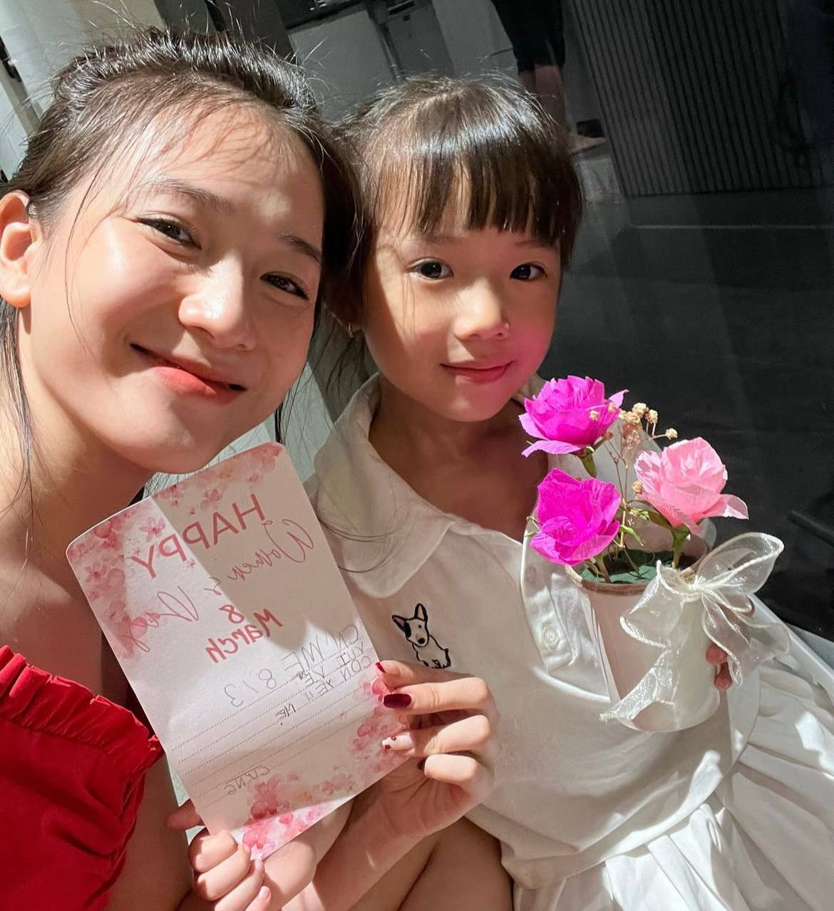 13 năm trước, nữ sinh này gây "náo loạn" trong lễ khai giảng vì quá xinh, giờ làm vợ một Giám đốc âm nhạc đình đám- Ảnh 6.