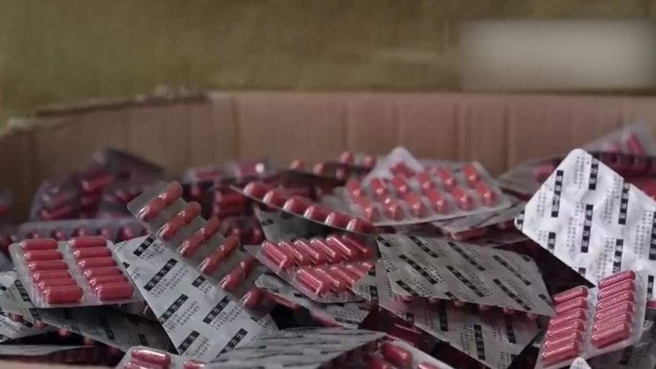 Đột kích một hiệu thuốc, công an triệt phá đường dây sản xuất thuốc tiểu đường, hạ huyết áp giả từ tinh bột, tịch thu sản phẩm trị giá 185 tỷ đồng- Ảnh 1. Đột kích một hiệu thuốc, công an triệt phá đường dây sản xuất thuốc tiểu đường, hạ huyết áp giả từ tinh bột, tịch thu sản phẩm trị giá 185 tỷ đồng- Ảnh 1.