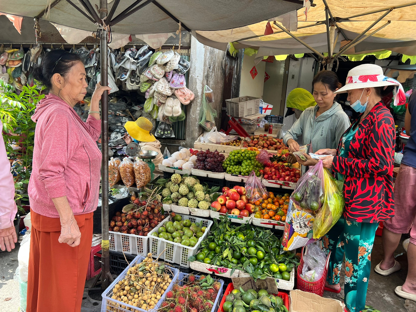 Thị trường rằm tháng Bảy: Trăm người bán, vài người mua- Ảnh 7.