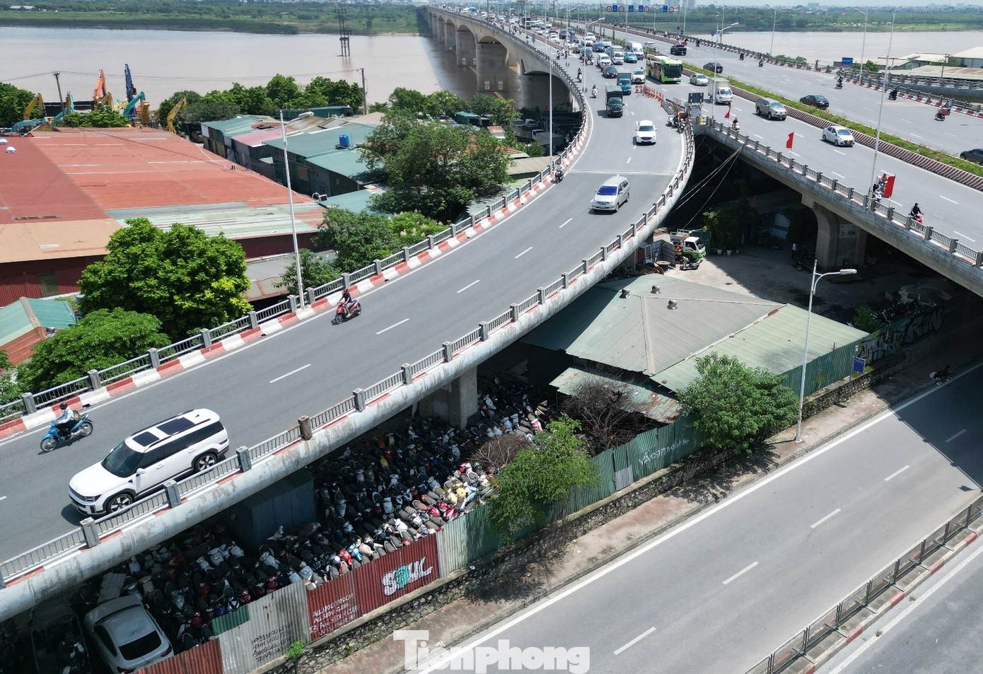 Còn bạt ngàn xe máy tại bãi xe bị cháy dưới gầm cầu Vĩnh Tuy- Ảnh 2. Còn bạt ngàn xe máy tại bãi xe bị cháy dưới gầm cầu Vĩnh Tuy- Ảnh 2.