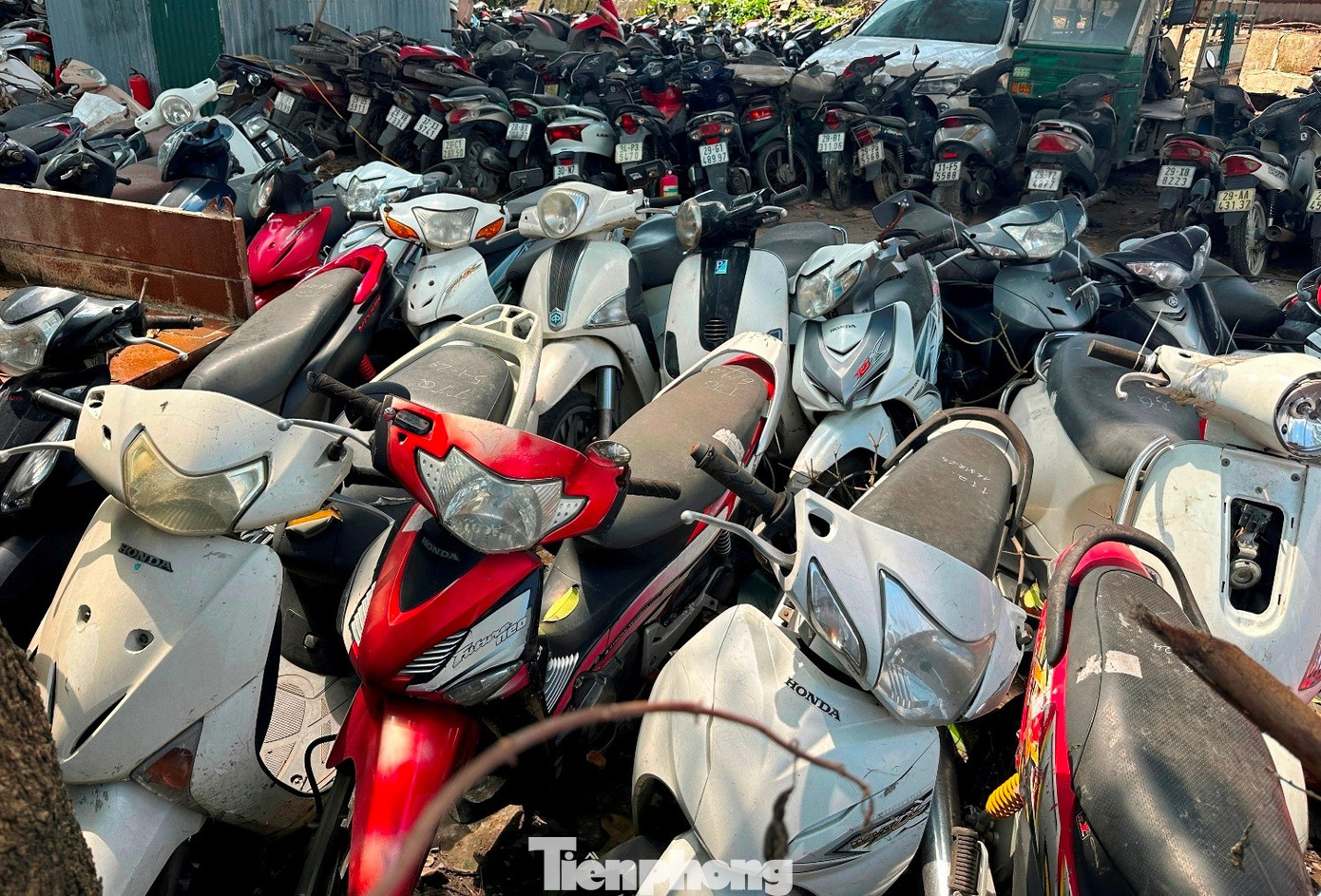 Còn bạt ngàn xe máy tại bãi xe bị cháy dưới gầm cầu Vĩnh Tuy- Ảnh 3. Còn bạt ngàn xe máy tại bãi xe bị cháy dưới gầm cầu Vĩnh Tuy- Ảnh 3.