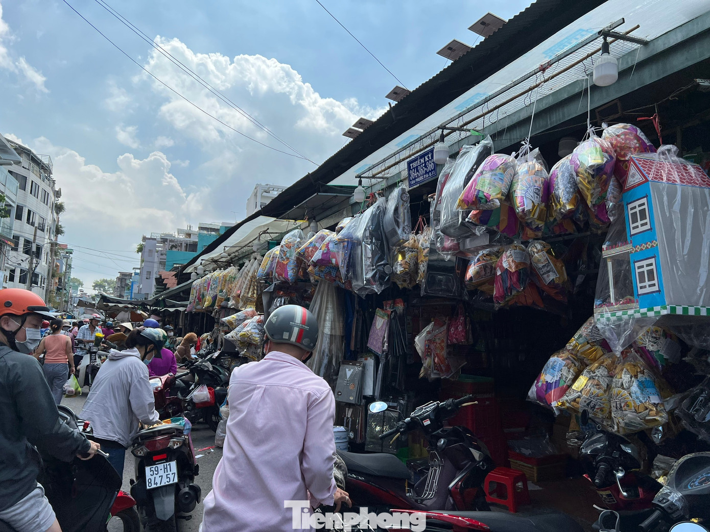 Thị trường rằm tháng Bảy: Trăm người bán, vài người mua- Ảnh 2.
