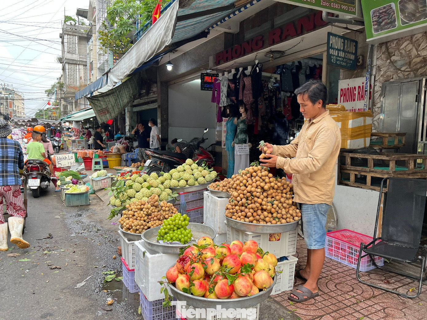 Thị trường rằm tháng Bảy: Trăm người bán, vài người mua- Ảnh 10.