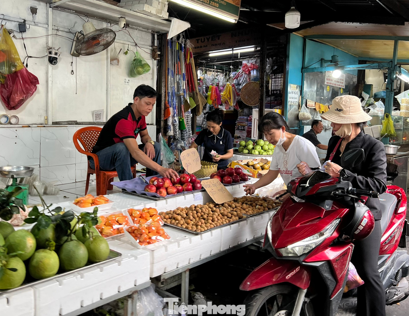 Thị trường rằm tháng Bảy: Trăm người bán, vài người mua- Ảnh 9.
