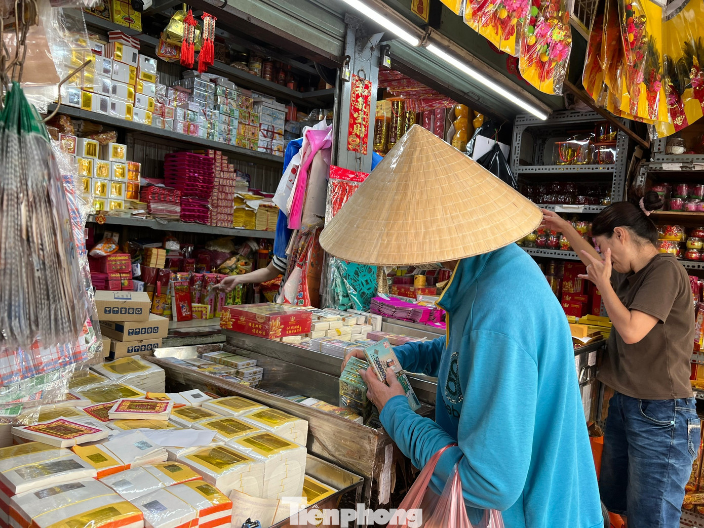 Thị trường rằm tháng Bảy: Trăm người bán, vài người mua- Ảnh 3.