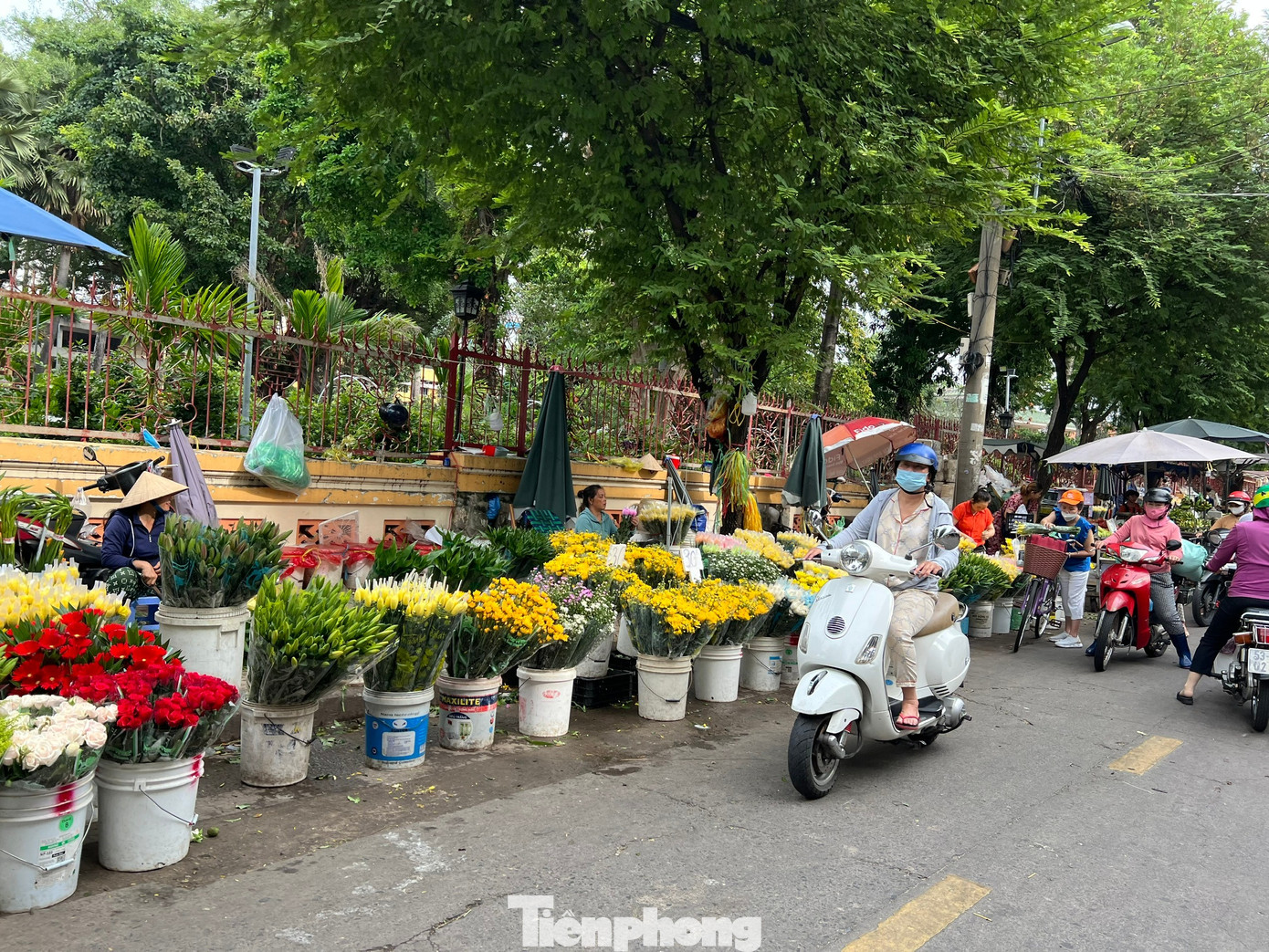 Thị trường rằm tháng Bảy: Trăm người bán, vài người mua- Ảnh 15.