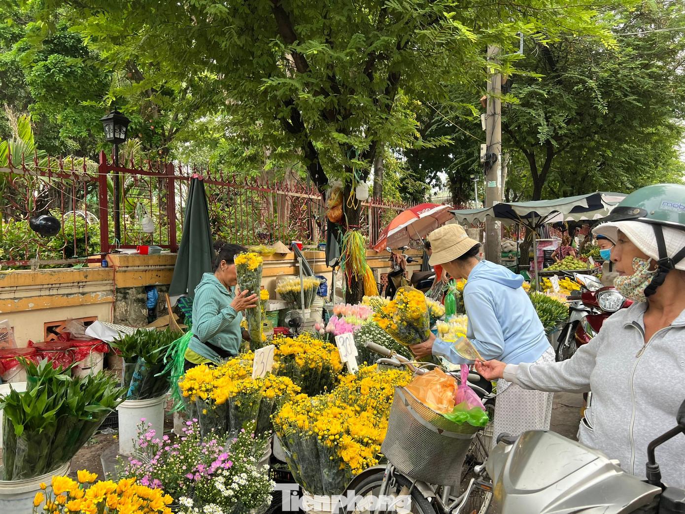 Thị trường rằm tháng Bảy: Trăm người bán, vài người mua- Ảnh 13.