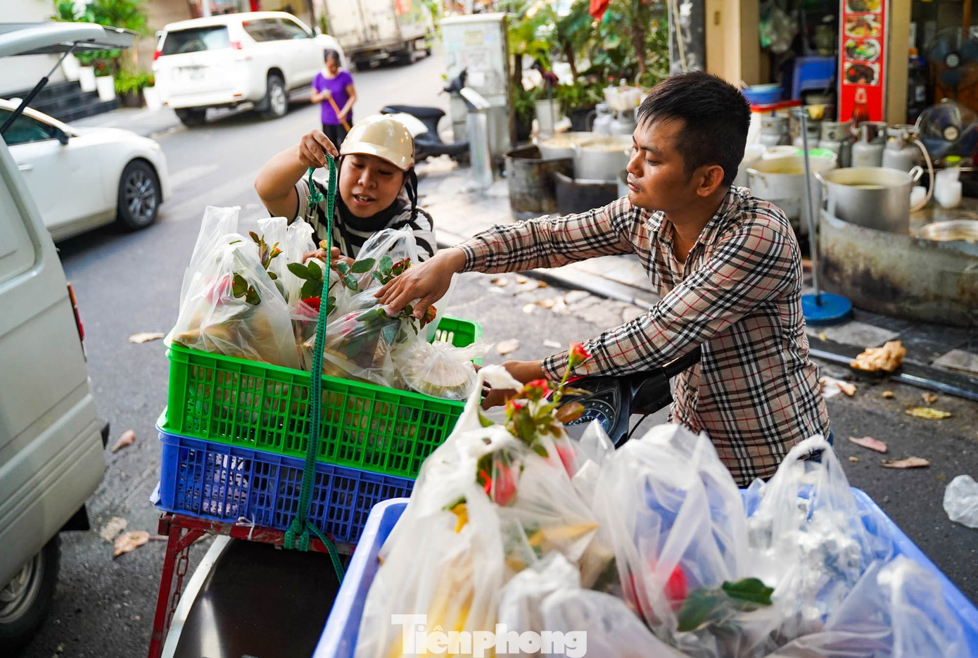Chợ “nhà giàu” Hà Nội sáng Rằm tháng 7: Gà ngậm hoa hồng giá nửa triệu đồng một con- Ảnh 14. Chợ “nhà giàu” Hà Nội sáng Rằm tháng 7: Gà ngậm hoa hồng giá nửa triệu đồng một con- Ảnh 14.