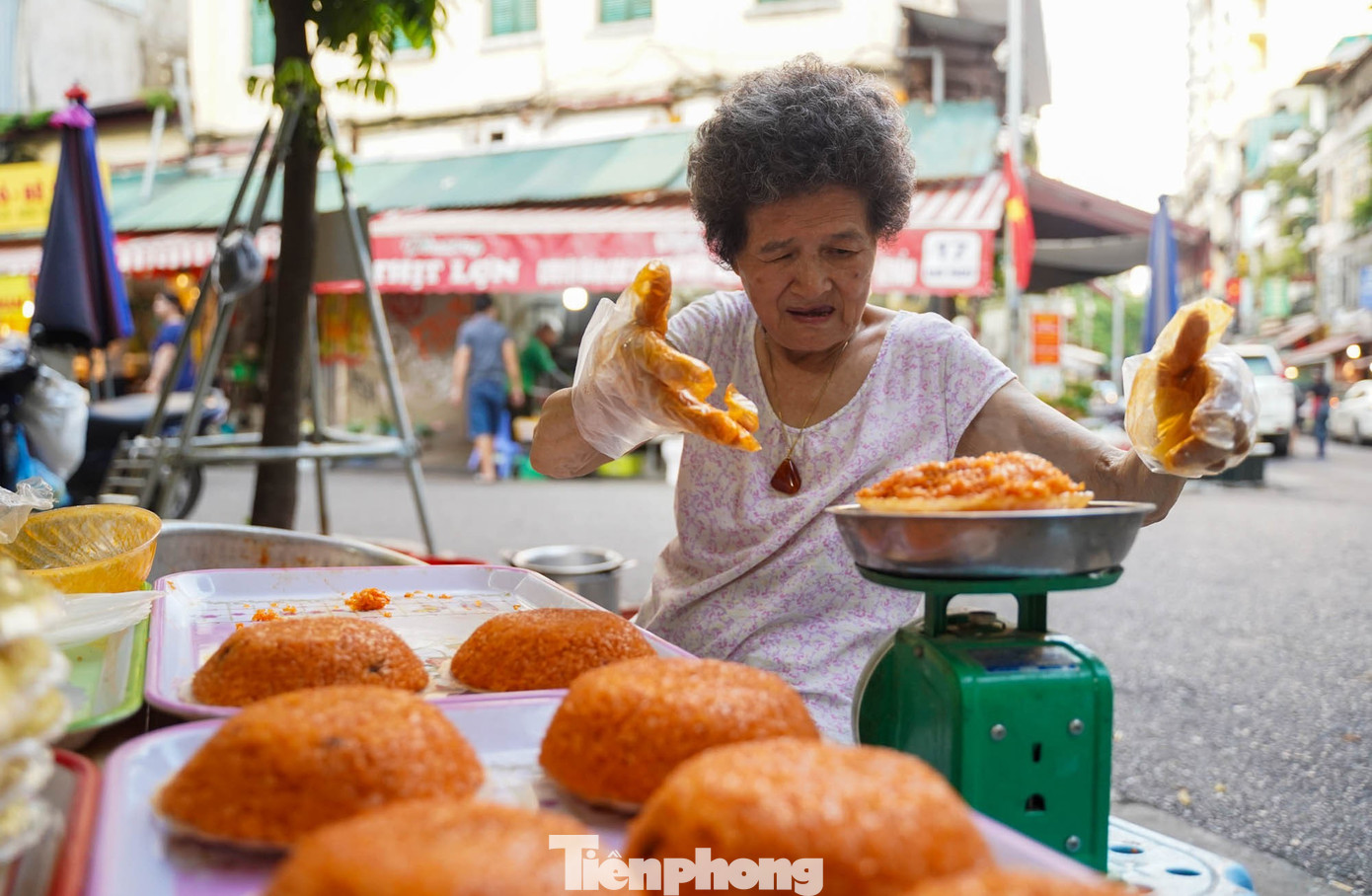 Chợ “nhà giàu” Hà Nội sáng Rằm tháng 7: Gà ngậm hoa hồng giá nửa triệu đồng một con- Ảnh 8. Chợ “nhà giàu” Hà Nội sáng Rằm tháng 7: Gà ngậm hoa hồng giá nửa triệu đồng một con- Ảnh 8.