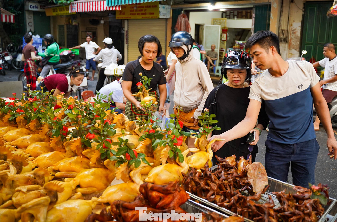 Chợ “nhà giàu” Hà Nội sáng Rằm tháng 7: Gà ngậm hoa hồng giá nửa triệu đồng một con- Ảnh 4. Chợ “nhà giàu” Hà Nội sáng Rằm tháng 7: Gà ngậm hoa hồng giá nửa triệu đồng một con- Ảnh 4.