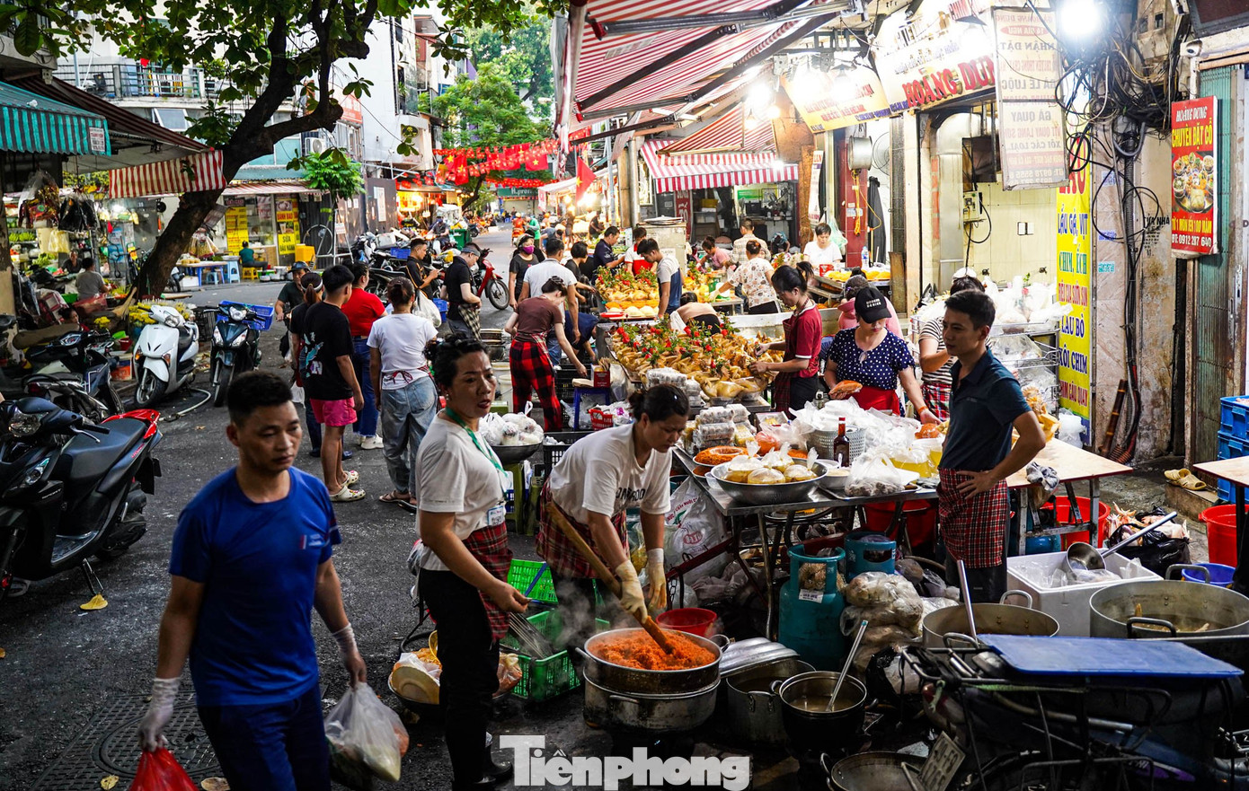 Chợ “nhà giàu” Hà Nội sáng Rằm tháng 7: Gà ngậm hoa hồng giá nửa triệu đồng một con- Ảnh 1. Chợ “nhà giàu” Hà Nội sáng Rằm tháng 7: Gà ngậm hoa hồng giá nửa triệu đồng một con- Ảnh 1.