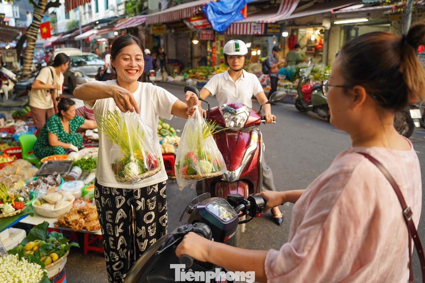 Chợ “nhà giàu” Hà Nội sáng Rằm tháng 7: Gà ngậm hoa hồng giá nửa triệu đồng một con- Ảnh 17. Chợ “nhà giàu” Hà Nội sáng Rằm tháng 7: Gà ngậm hoa hồng giá nửa triệu đồng một con- Ảnh 17.