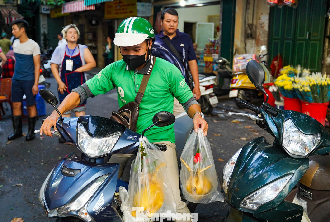 Chợ “nhà giàu” Hà Nội sáng Rằm tháng 7: Gà ngậm hoa hồng giá nửa triệu đồng một con- Ảnh 5. Chợ “nhà giàu” Hà Nội sáng Rằm tháng 7: Gà ngậm hoa hồng giá nửa triệu đồng một con- Ảnh 5.