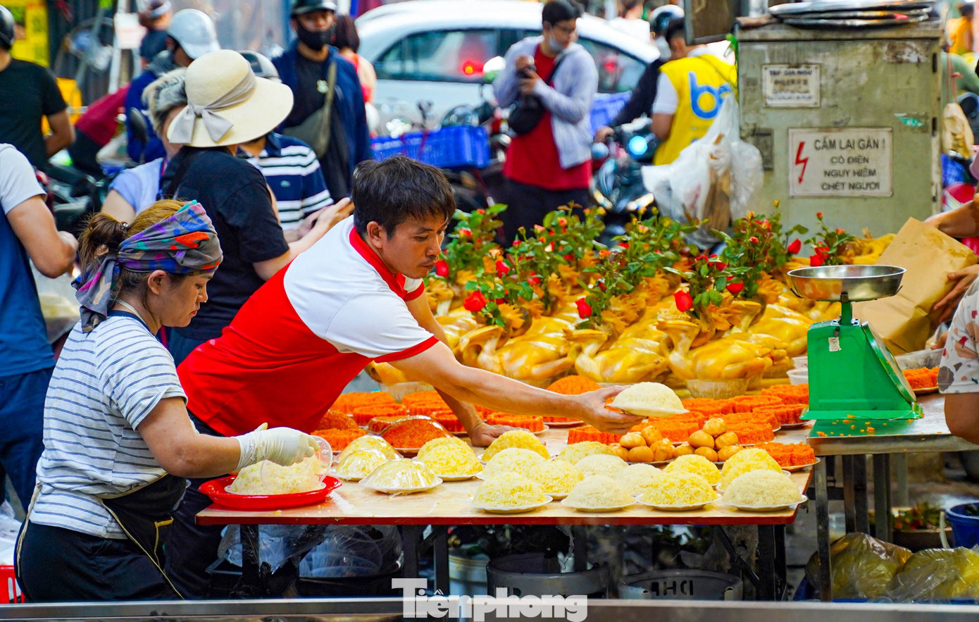 Chợ “nhà giàu” Hà Nội sáng Rằm tháng 7: Gà ngậm hoa hồng giá nửa triệu đồng một con- Ảnh 21. Chợ “nhà giàu” Hà Nội sáng Rằm tháng 7: Gà ngậm hoa hồng giá nửa triệu đồng một con- Ảnh 21.