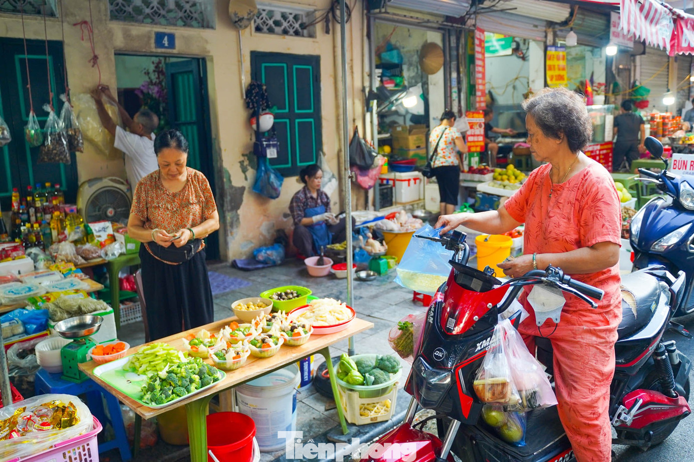 Chợ “nhà giàu” Hà Nội sáng Rằm tháng 7: Gà ngậm hoa hồng giá nửa triệu đồng một con- Ảnh 20. Chợ “nhà giàu” Hà Nội sáng Rằm tháng 7: Gà ngậm hoa hồng giá nửa triệu đồng một con- Ảnh 20.