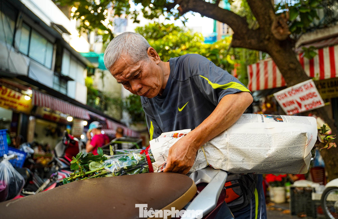Chợ “nhà giàu” Hà Nội sáng Rằm tháng 7: Gà ngậm hoa hồng giá nửa triệu đồng một con- Ảnh 19. Chợ “nhà giàu” Hà Nội sáng Rằm tháng 7: Gà ngậm hoa hồng giá nửa triệu đồng một con- Ảnh 19.