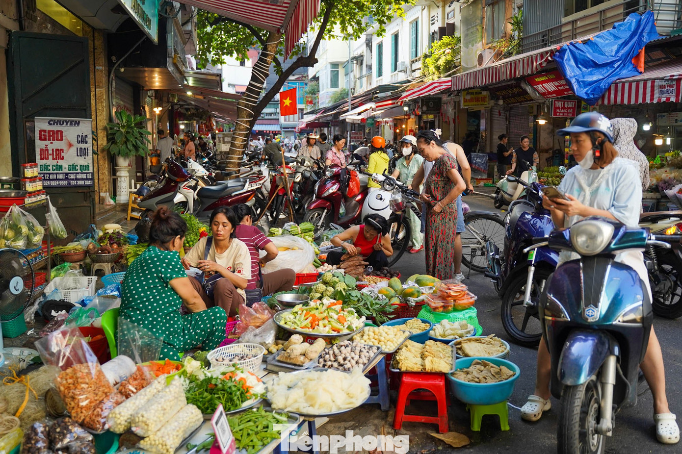 Chợ “nhà giàu” Hà Nội sáng Rằm tháng 7: Gà ngậm hoa hồng giá nửa triệu đồng một con- Ảnh 18. Chợ “nhà giàu” Hà Nội sáng Rằm tháng 7: Gà ngậm hoa hồng giá nửa triệu đồng một con- Ảnh 18.