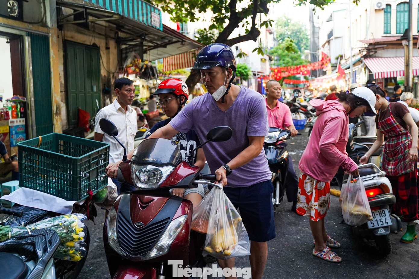 Chợ “nhà giàu” Hà Nội sáng Rằm tháng 7: Gà ngậm hoa hồng giá nửa triệu đồng một con- Ảnh 2. Chợ “nhà giàu” Hà Nội sáng Rằm tháng 7: Gà ngậm hoa hồng giá nửa triệu đồng một con- Ảnh 2.