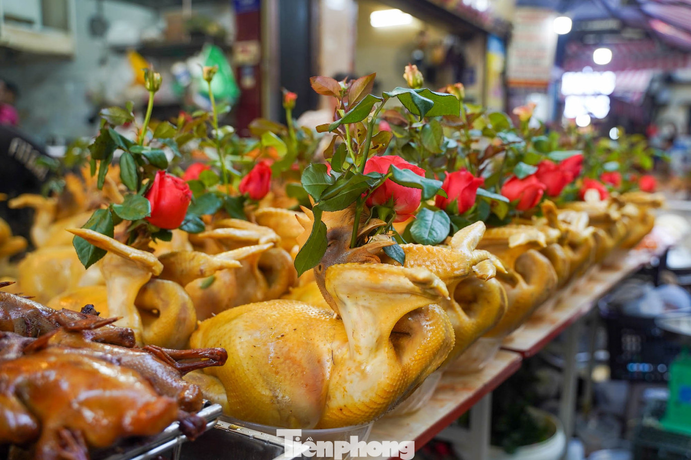 Chợ “nhà giàu” Hà Nội sáng Rằm tháng 7: Gà ngậm hoa hồng giá nửa triệu đồng một con- Ảnh 3. Chợ “nhà giàu” Hà Nội sáng Rằm tháng 7: Gà ngậm hoa hồng giá nửa triệu đồng một con- Ảnh 3.