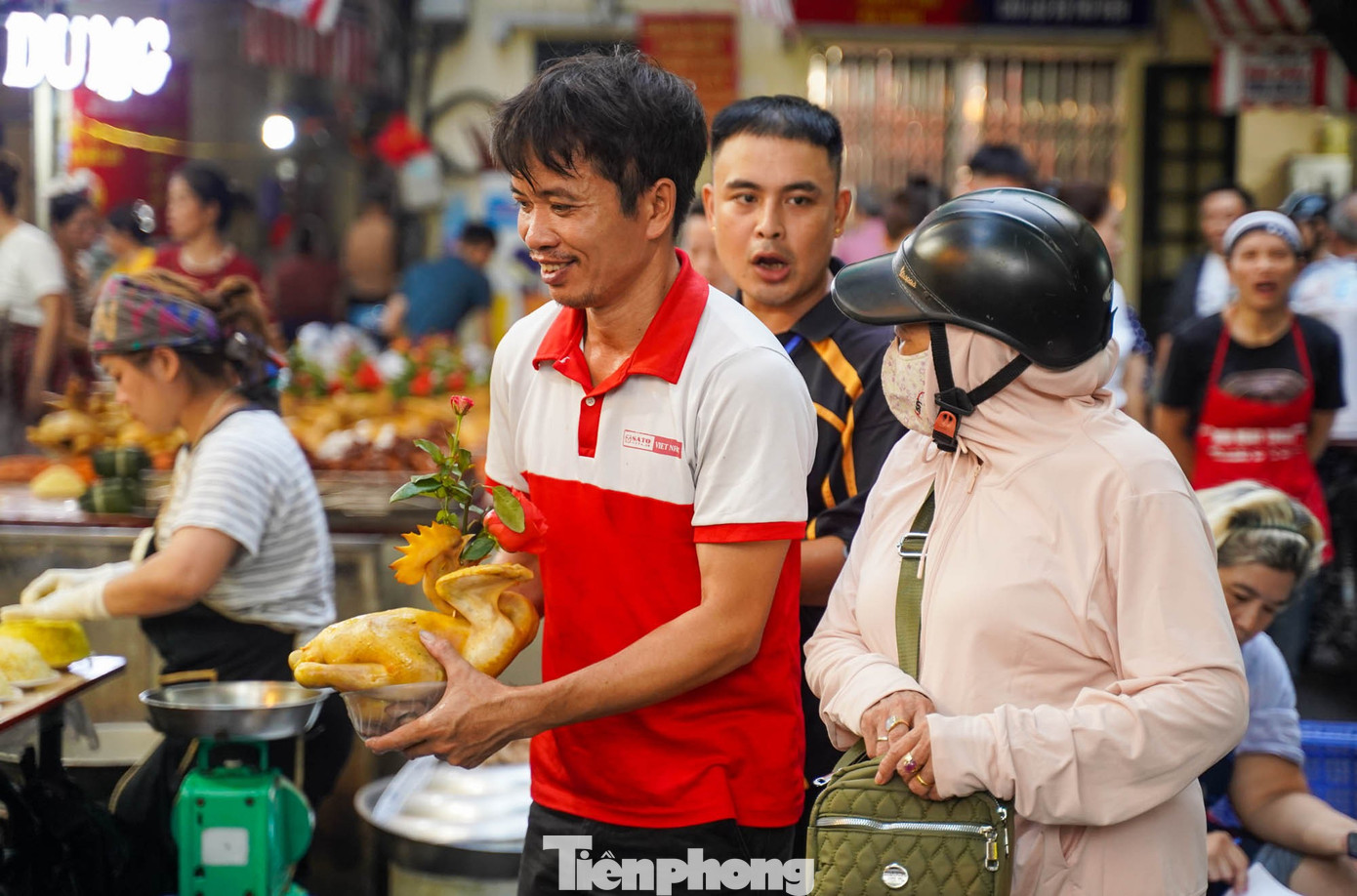 Chợ “nhà giàu” Hà Nội sáng Rằm tháng 7: Gà ngậm hoa hồng giá nửa triệu đồng một con- Ảnh 7. Chợ “nhà giàu” Hà Nội sáng Rằm tháng 7: Gà ngậm hoa hồng giá nửa triệu đồng một con- Ảnh 7.